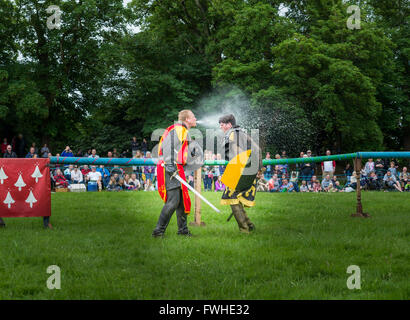 Rockingham, UK. 12 Juin, 2016. Seule la lutte contre l'affichage, un préliminaire à l'événement de joute au château de Rockingham le dimanche 12 juin 2016. Credit : miscellany/Alamy Live News Banque D'Images