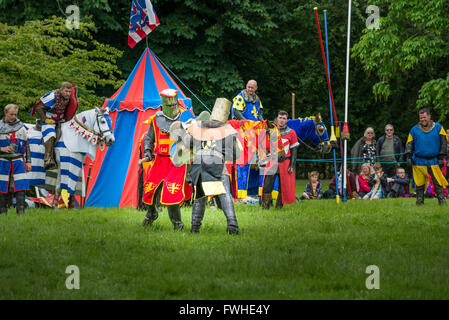 Rockingham, UK. 12 Juin, 2016. Seule la lutte contre l'affichage, un préliminaire à l'événement de joute au château de Rockingham le dimanche 12 juin 2016. Credit : miscellany/Alamy Live News Banque D'Images