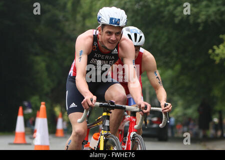 Leeds, UK. 12 juin 2016. Jonathon Brownlee pendant le démarrage du cycle mens Credit Dan Cooke/ Alamy Live News Banque D'Images