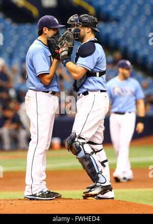 12 juin 2016 - St Petersburg, Floride, États-Unis - sera VRAGOVIC | fois.Rays de Tampa Bay le lanceur partant Matt Moore (55) entretiens avec Rays de Tampa Bay catcher Curt Casali (19) dans la deuxième manche du match entre les Astros de Houston et les Rays de Tampa Bay au Tropicana Field à Saint-Pétersbourg, en Floride, le dimanche, 12 juin, 2016. (Crédit Image : © Vous Vragovic/Tampa Bay Times via Zuma sur le fil) Banque D'Images