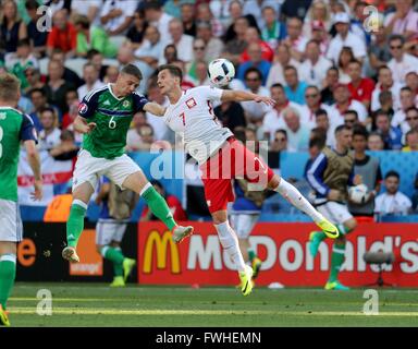 Nice, France. 12 Juin, 2016. L'Irlande du Nord Chris Baird et la Pologne Arkadiusz Milik Pologne Pologne Irlande du Nord V V L'Irlande du Nord, Euro 2016 groupe C Stade de Nice, Nice, France, 12 juin 2016 Gay96535 Pologne V L'Irlande du Nord, Euro 2016 groupe C 12/06/2016 Avertissement ! Cette photo ne peut être utilisée que pour les journaux et/ou à des fins d'édition de magazines. Ne peut être utilisé pour les publications impliquant 1 Joueur, 1 ou 1 Concours Club sans autorisation écrite de données Football Co Ltd. Pour toute question, veuillez communiquer avec les données de Football Co Ltd sur 44 (0) 207 864 9121 © Allstar Photo Library/Ala Banque D'Images