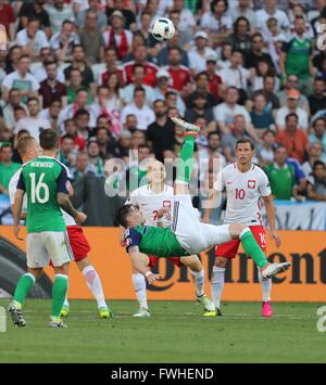 Nice, France. 12 Juin, 2016. Kyle Lafferty Overhead Kick ni regardé par Michal Pazdan & Grzegorz Krychowiak Pologne Pologne Irlande du Nord V V L'Irlande du Nord, Euro 2016 groupe C Stade de Nice, Nice, France, 12 juin 2016 Gay96546 Pologne V L'Irlande du Nord, Euro 2016 groupe C 12/06/2016 Avertissement ! Cette photo ne peut être utilisée que pour les journaux et/ou à des fins d'édition de magazines. Ne peut être utilisé pour les publications impliquant 1 Joueur, 1 ou 1 Concours Club sans autorisation écrite de données Football Co Ltd. Pour toute question, veuillez communiquer avec les données de Football Co Ltd sur 44 (0) 207 864 9121 © Allstar P Banque D'Images