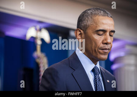 Washington, District de Columbia, Etats-Unis. 12 Juin, 2016. Le président des États-Unis Barack Obama met tout en parlant à des journalistes dans la salle des conférences de presse Brady à la Maison Blanche, sur le tir mortel la nuit d'avant dans une discothèque gay à Orlando en Floride. Environ 50 personnes ont été tuées et au moins 53 autres ont été blessées dans ce qui semble être la plus meurtrière de prise de masse dans l'histoire américaine. Credit : Pete Marovich/CNP/ZUMA/Alamy Fil Live News Banque D'Images