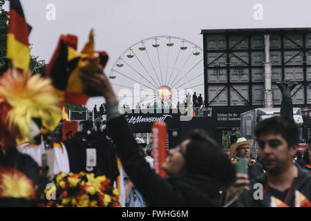 Berlin, Allemagne. 12 Juin, 2016. Les fans de football allemand dans une fan zone en face de la porte de Brandebourg à Berlin. Crédit : Jan Scheunert/ZUMA/Alamy Fil Live News Banque D'Images