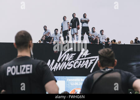 Berlin, Allemagne. 12 Juin, 2016. La police dans une zone du ventilateur en face de la porte de Brandebourg à Berlin. Crédit : Jan Scheunert/ZUMA/Alamy Fil Live News Banque D'Images