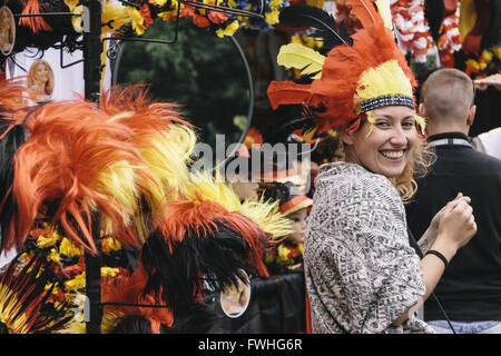 Berlin, Allemagne. 12 Juin, 2016. Les fans de football allemand dans une fan zone en face de la porte de Brandebourg à Berlin. Crédit : Jan Scheunert/ZUMA/Alamy Fil Live News Banque D'Images