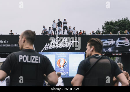 Berlin, Allemagne. 12 Juin, 2016. La police dans une zone du ventilateur en face de la porte de Brandebourg à Berlin. Crédit : Jan Scheunert/ZUMA/Alamy Fil Live News Banque D'Images