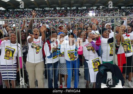 Durban, Afrique du Sud. 12 Juin, 2016. L'Afrique du Sud les partisans de l'Inkatha Freedom Party emplissaient le roi Zwelithini Sadium Durban où l'élection du gouvernement local du parti manifeste a été lancé. Les électeurs du pays vont se rendre aux urnes le 3 août pour élire les conseillers qui les servira dans le plus de 200 municipalités. Credit : Giordano Stolley/Alamy Live News Banque D'Images