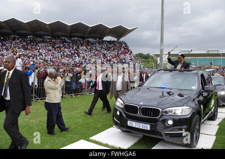 Durban, Afrique du Sud. 12 Juin, 2016. Mangosuthu Buthelezi, chef de l'Afrique du Sud l'octogénaire du Inkatha Freedom Party vagues aux partisans comme il arrive à un rassemblement à Durban's Roi Zwelithini Sadium où l'élection du gouvernement local du parti manifeste a été lancé. Les électeurs du pays vont se rendre aux urnes le 3 août pour élire les conseillers qui les servira dans le plus de 200 municipalités. Credit : Giordano Stolley/Alamy Live News Banque D'Images