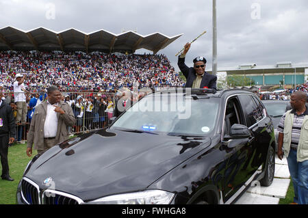 Durban, Afrique du Sud. 12 Juin, 2016. Mangosuthu Buthelezi, chef de l'Afrique du Sud l'octogénaire du Inkatha Freedom Party vagues aux partisans comme il arrive à un rassemblement à Durban's Roi Zwelithini Sadium où l'élection du gouvernement local du parti manifeste a été lancé. Les électeurs du pays vont se rendre aux urnes le 3 août pour élire les conseillers qui les servira dans le plus de 200 municipalités. Credit : Giordano Stolley/Alamy Live News Banque D'Images