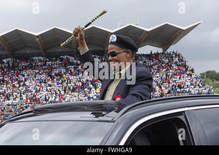 Durban, Afrique du Sud. 12 Juin, 2016. Mangosuthu Buthelezi, chef de l'Afrique du Sud l'octogénaire du Inkatha Freedom Party vagues aux partisans comme il arrive à un rassemblement à Durban's Roi Zwelithini Sadium où l'élection du gouvernement local du parti manifeste a été lancé. Les électeurs du pays vont se rendre aux urnes le 3 août pour élire les conseillers qui les servira dans le plus de 200 municipalités. Credit : Giordano Stolley/Alamy Live News Banque D'Images