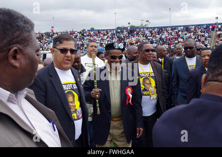 Durban, Afrique du Sud. 12 Juin, 2016. Mangosuthu Buthelezi (au centre, avec le personnel de la main), le leader de l'Afrique du Sud, l'octogénaire's Inkatha Freedom Party arrive à un rassemblement dans le stade de Durban Roi Zwelithini où l'élection du gouvernement local du parti manifeste a été lancé. À la gauche de lui se Narend Singh, le trésorier général du parti et le volet formation de sa droite est béni Gwala, le président du parti. Les électeurs du pays vont se rendre aux urnes le 3 août pour élire les conseillers qui les servira dans le plus de 200 municipalités. Credit : Giordano Stolley/Alamy Live News Banque D'Images