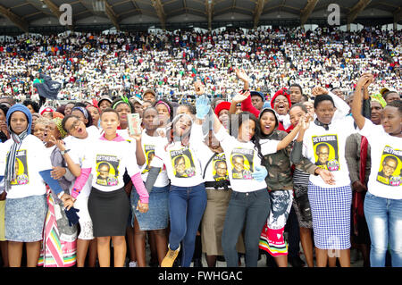 Durban, Afrique du Sud. 12 Juin, 2016. L'Afrique du Sud les partisans de l'Inkatha Freedom Party emplissaient le roi Zwelithini Sadium Durban où l'élection du gouvernement local du parti manifeste a été lancé. Les électeurs du pays vont se rendre aux urnes le 3 août pour élire les conseillers qui les servira dans le plus de 200 municipalités. Credit : Giordano Stolley/Alamy Live News Banque D'Images