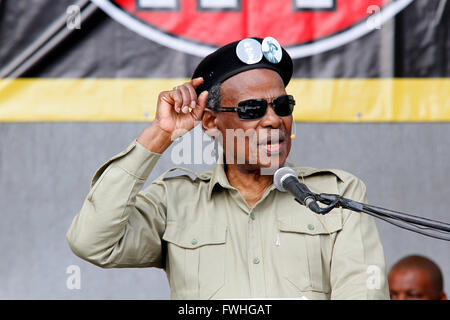 Durban, Afrique du Sud. 12 Juin, 2016. Mangosuthu Buthelezi, chef de l'Afrique du Sud l'octogénaire du Inkatha Freedom Party traite de partisans lors d'un rassemblement à Durban's Roi Zwelithini Sadium où l'élection du gouvernement local du parti manifeste a été lancé. Les électeurs du pays vont se rendre aux urnes le 3 août pour élire les conseillers qui les servira dans le plus de 200 municipalités. Credit : Giordano Stolley/Alamy Live News Banque D'Images