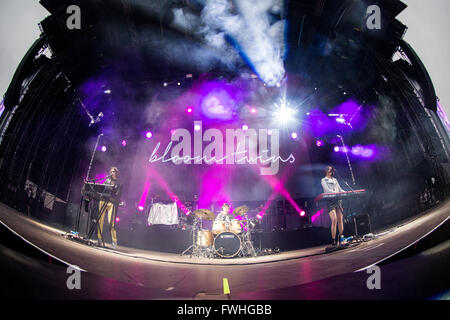 Milan Italie. 12 juin 2016. Né en Ukraine le groupe de musique pop anglaise BLOOM TWINS il se produit sur scène à l'ouverture de l'arène d'Assago show de Duran Duran Crédit : Rodolfo Sassano/Alamy Live News Banque D'Images