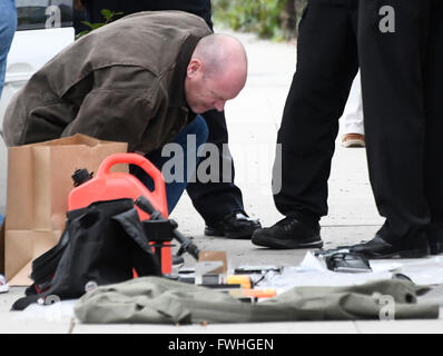 Les enquêteurs recherchent plus de preuves et de rassembler d'un homme dont la voiture était remplie d'explosifs et d'armes a été arrêté par la police de Santa Monica tôt dimanche sur son chemin à la la Pride Parade à West Hollywood.James Howell, 20 ans, à l'Indiana, a été arrêté dans la ville de Santa Monica et a dit à la police qu'il voulait blesser les personnes à l'événement de la gay pride. 12 Juin, 2016. À son époque il n'y a pas encore d'info s'il y a des liens avec les fusillades Orlando FL.Photo par Gene Blevins/LA DailyNews/ZUMAPRESS. Credit : Gene Blevins/ZUMA/Alamy Fil Live News Banque D'Images