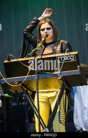 Milan Italie. 12 juin 2016. Né en Ukraine le groupe de musique pop anglaise BLOOM TWINS il se produit sur scène à l'ouverture de l'arène d'Assago show de Duran Duran Crédit : Rodolfo Sassano/Alamy Live News Banque D'Images