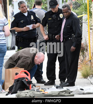 Santa Monica en Californie, USA. 12 Juin, 2016. Les enquêteurs recherchent plus de preuves et de rassembler d'un homme dont la voiture était remplie d'explosifs et d'armes a été arrêté par la police de Santa Monica tôt dimanche sur son chemin à la la Pride Parade à West Hollywood. James Howell, 20 ans, à l'Indiana, a été arrêté dans la ville de Santa Monica et a dit à la police qu'il voulait blesser les personnes à l'événement de la gay pride. Credit : Gene Blevins/ZUMA/Alamy Fil Live News Banque D'Images