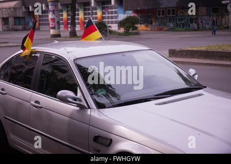 Drapeaux allemands dans une voiture pendant les jeux de l'UEFA. Berlin, Wiener Street. L'Allemagne. 12 mai 2016 Banque D'Images