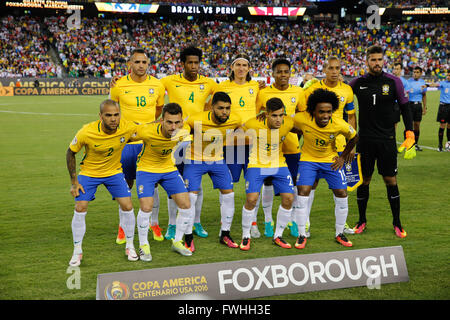 Foxborough, USA. 12 Juin, 2016. Le line-up les joueurs du Brésil de poser pour des photos de l'avant de la Copa America Centenario tournoi de football match contre le Pérou à Foxborough, Massachusetts, États-Unis, le 12 juin 2016. Credit : Muzi Li/Xinhua/Alamy Live News Banque D'Images