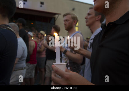 Atlanta, GA, USA. 12 Juin, 2016. Atlanta communauté LGBT rassemble dans midtown pour honorer ceux qui ont été tués à la chandelle à Orlando la Floride massacre. Crédit : Robin Rayne Nelson/ZUMA/Alamy Fil Live News Banque D'Images