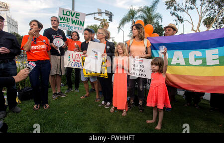 West Hollywood, Californie, USA. 12 Juin, 2016. Les gens se rassemblent dans la région de West Hollywood pour une veillée à la suite de l'exécutions massives à l'impulsion de nuit à Orlando, Floride. Crédit : Brian Cahn/ZUMA/Alamy Fil Live News Banque D'Images