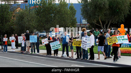 West Hollywood, Californie, USA. 12 Juin, 2016. Les gens se rassemblent dans la région de West Hollywood pour une veillée à la suite de l'exécutions massives à l'impulsion de nuit à Orlando, Floride. Crédit : Brian Cahn/ZUMA/Alamy Fil Live News Banque D'Images