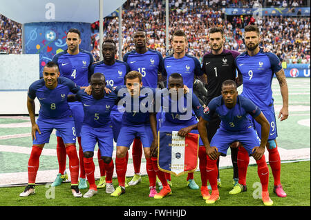 Saint-Denis, Paris, France. 10 Juin, 2016. L'équipe de France line-up du groupe (FRA) Football/soccer : l'équipe de France Groupe (L-R) Adil Rami, Bacary Sagna, Paul Pogba, Laurent Koscielny, Hugo Lloris, Olivier Giroud, Dimitri Payet, avant, N'Golo Kante, Antoine Griezmann, Blaise Matuidi, Patrice Evra avant de poser l'UEFA EURO 2016 match du groupe A entre la France 2-1 Roumanie au Stade de France à Saint-Denis, Paris, France . © aicfoto/AFLO/Alamy Live News Banque D'Images