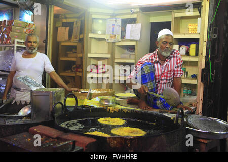 Mumbai. 12 Juin, 2016. 12 juin 2016 - Mumbai - INDE.Chefs font les délices du ramadan à la Street food dans le domaine routier Mohammed Ali de Mumbai. © Subhash Sharma/ZUMA/Alamy Fil Live News Banque D'Images