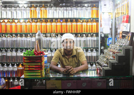 Mumbai. 12 Juin, 2016. 12 juin 2016 - Mumbai - INDE.Un parfum indien local vendeur à son parfum shop pendant le Ramadan dans la région de Mohammed Ali Road Mumbai. © Subhash Sharma/ZUMA/Alamy Fil Live News Banque D'Images