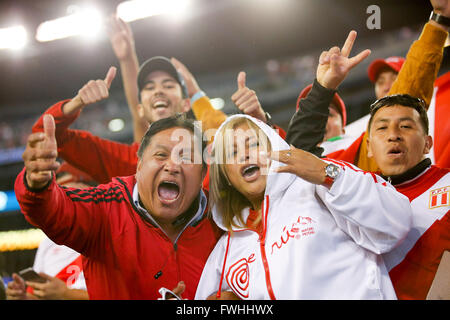 Foxborough, USA. 12 Juin, 2016. Fans de Pérou célébrer après la Copa America Centenario tournoi de football match entre le Pérou et le Brésil à Foxborough, Massachusetts, États-Unis, le 12 juin 2016. Le Pérou a gagné 1-0. Credit : Muzi Li/Xinhua/Alamy Live News Banque D'Images