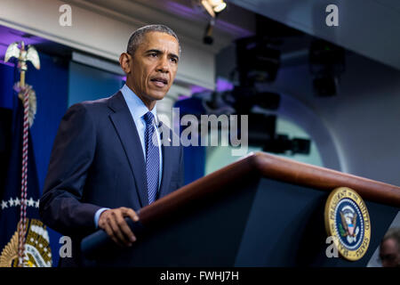 Washington DC, USA. 12 Juin, 2016. Le président des États-Unis Barack Obama s'adresse aux journalistes dans la salle des conférences de presse Brady à Washington, District de Columbia, États-Unis, le dimanche, 12 juin, 2016, à propos de la fusillade mortelle avant la nuit dans une discothèque gay à Orlando en Floride. Environ 50 personnes ont été tuées et au moins 53 autres ont été blessées dans ce qui semble être la plus meurtrière de prise de masse dans l'histoire américaine. Credit : Pete Marovich / Piscine via CNP - PAS DE SERVICE DE FIL - Crédit photo : dpa alliance/Alamy Live News Banque D'Images