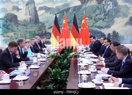 Beijing, Chine. 13 Juin, 2016. Le Premier ministre chinois Li Keqiang (4e R) s'entretient avec la Chancelière allemande Angela Merkel (3L) dans le Grand Hall du Peuple à Beijing, capitale de Chine, le 13 juin 2016. Credit : Liu Weibing/Xinhua/Alamy Live News Banque D'Images