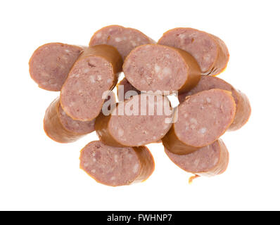 Vue de dessus quelques tranches de saucisse kolbassa réduit de calorie isolé sur un fond blanc. Banque D'Images