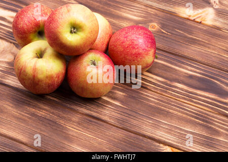 Pommes rouges sur le fond en bois. Banque D'Images