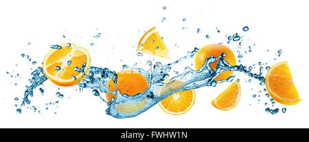 Les éclaboussures d'eau et des oranges sur le fond blanc. Banque D'Images