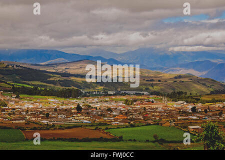 Petit village au pied des montagnes des Andes Banque D'Images