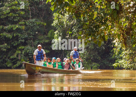 Cuyabeno, Equateur - 20 mars 2015 : les biologistes européens à explorer les merveilles de la jungle amazonienne traversant la rivière Cuyabeno Banque D'Images