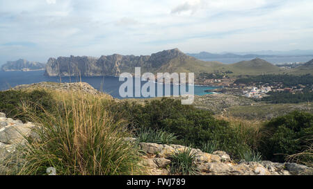 Vue du Puig de s'Aguila SE à Sant Vicent village et bay, Cavall Bernat et de la Coma, Majorque, Espagne Banque D'Images