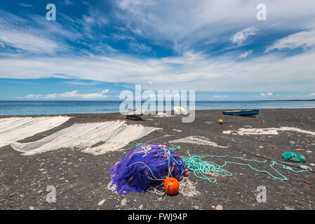 Les filets de pêche le séchage sur la plage noire sur l'île de La Réunion (France) dans l'océan Indien. Banque D'Images