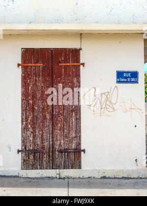 Une vieille porte en bois et la plaque avec le nom de la rue, la rue du Général de Gaulle, à Saint Paul sur l'île de La Reunion Banque D'Images