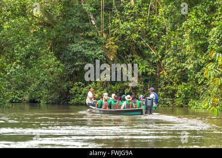 Cuyabeno, Equateur - 20 mars 2015 : les biologistes européens dans le canot traversant la rivière Cuyabeno Cuyabeno dans le 20 mars 2015 Banque D'Images