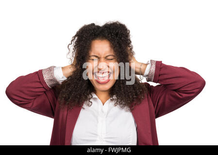 Découper droit d'une jeune femme brune avec des cheveux bouclés (AFRO) qui pleure tout en couvrant ses oreilles avec ses mains. Banque D'Images