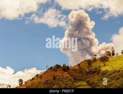 Jour puissant Explosion de volcan Tungurahua, Amérique du Sud Banque D'Images