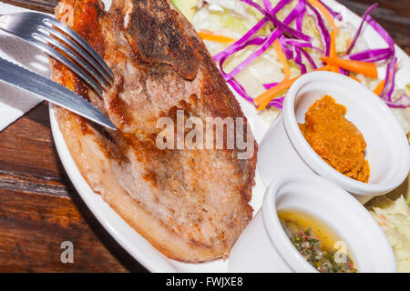 Steak de porc grillé avec purée de pommes de terre, moutarde au miel et sauce Chimichurri Banque D'Images