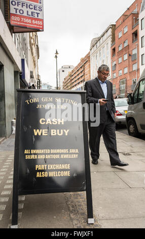 Un panneau d'échange de pièces dans le quartier de bijoux Hatton Garden à Londres, Angleterre, Royaume-Uni Banque D'Images