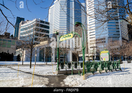 Montréal, Canada - 6 mars 2016 : Entrée de la station de métro Square Victoria avec le style Art Nouveau par Guimard Banque D'Images