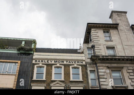 L'ancien Barley Mow Tavern à côté du marché de la viande de Smithfield dans le centre de Londres, UK Banque D'Images