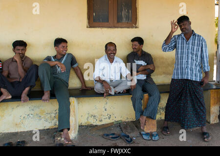 Cinq hommes ayant une pause, Panjim Panjim, marché aux poissons, Nord de Goa, Inde 22/03/2011 Banque D'Images