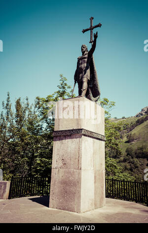 Ancien Roi Pelayo sculpture à Covadonga dans les Asturies espagne Banque D'Images